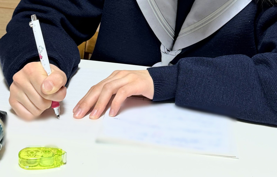 ノートに向かって勉強する生徒さんの手元