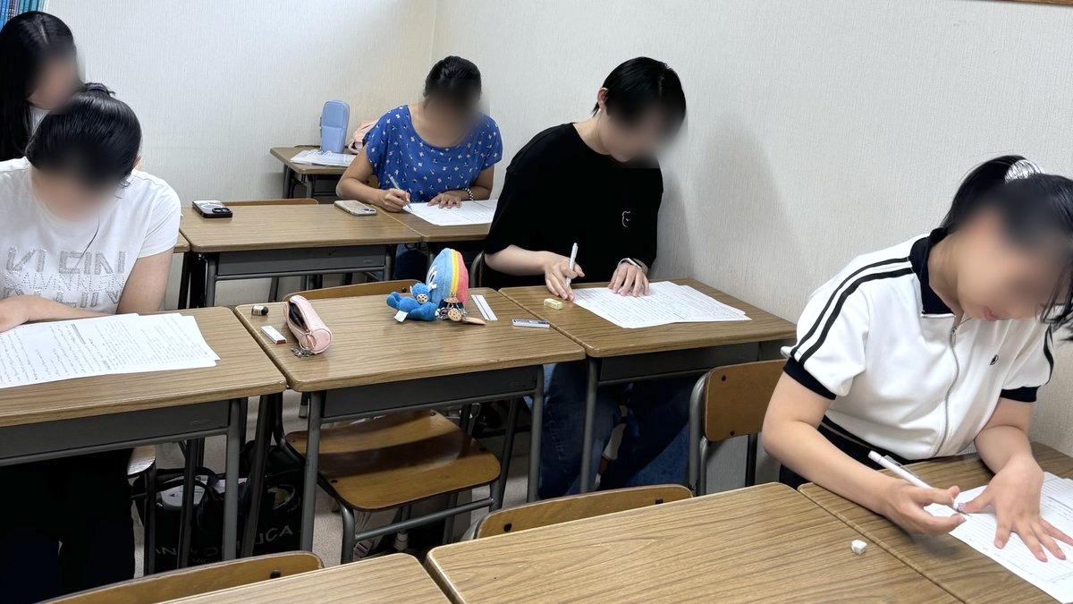 定期テストに向けて勉強する生徒さんたち